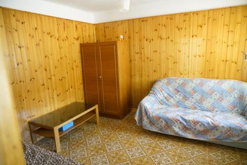 um quarto com uma cama e um armário em Luketovi em Kostanjevica na Krasu