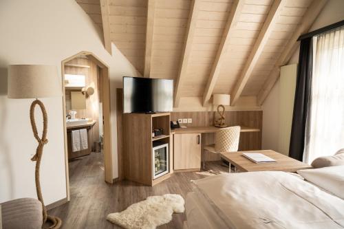 Boutiquehotel Thessoni Classic & Self service Residence Home Zürichにあるテレビまたはエンターテインメントセンター