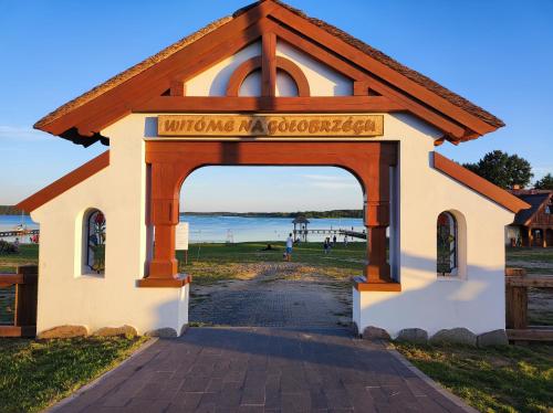 a small building with a sign that reads winning a geologist at Sielsko Anielsko -Domki Swornegacie in Swornegacie 