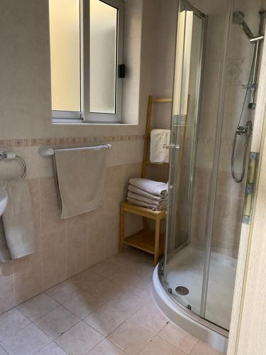 uma casa de banho com um chuveiro e um lavatório. em Newly Refurbished Mellieha Central apartment em Mellieħa