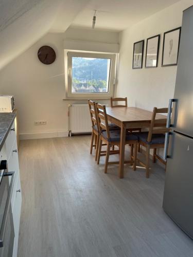 uma cozinha e sala de jantar com mesa e cadeiras em - SANO Apartments - bei Uwe em Hagen