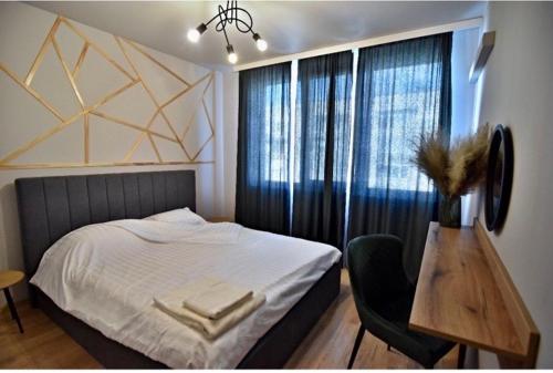 - une chambre avec un lit, une table et une fenêtre dans l'établissement Орфей Велинград, à Velingrad