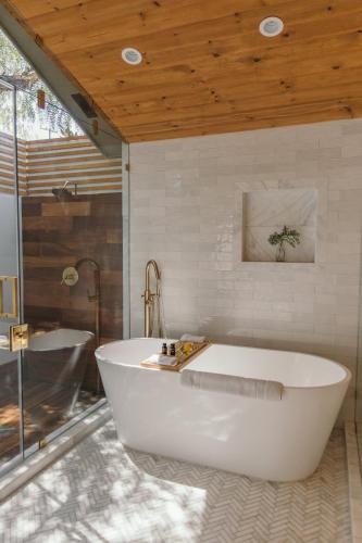 Un baño de Calamigos Guest Ranch and Beach Club