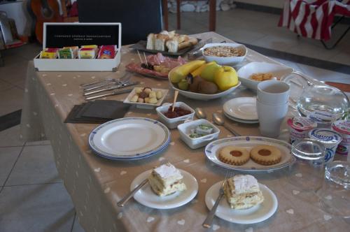 una mesa cubierta con platos de comida y postres en Casa Del Sale, en Duino