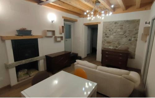un soggiorno con divano e camino di Appartamento indipendente in Franciacorta a Passirano