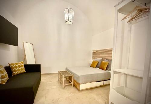 een woonkamer met een bed en een bank bij Casa di zia Pupetta in Bari