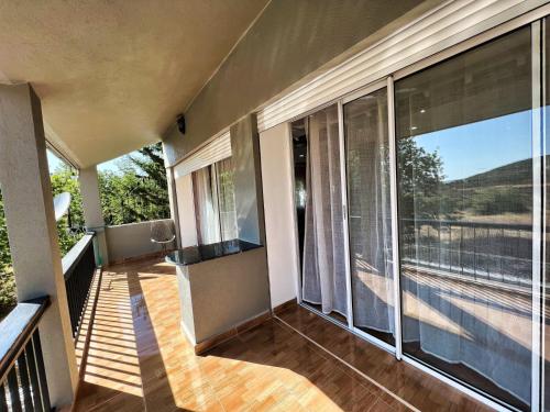 Un balcón o terraza en Chalet Snow Valley - Private Pool