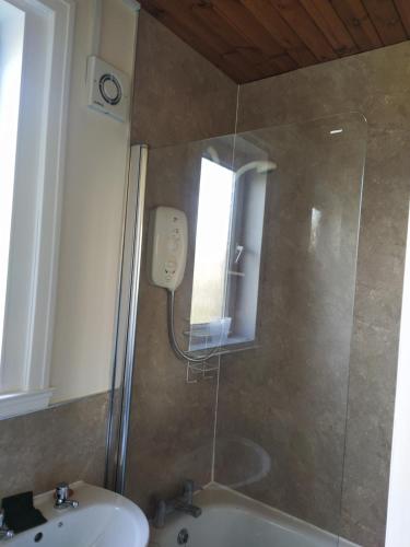 bagno con doccia e lavandino di SELF CATERING 2 Bedroom Flat a Edimburgo
