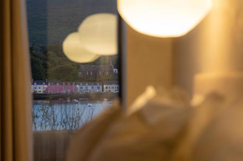 una camera con finestra affacciata su un corpo d'acqua di Vriskaig Luxury Guest Suite with Iconic Views a Portree