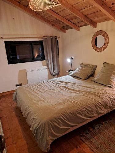 Postel nebo postele na pokoji v ubytování Maisonnette vue sur forêt