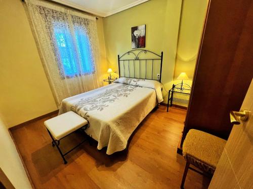 Postel nebo postele na pokoji v ubytování Casa Rural Laguna Negra 49