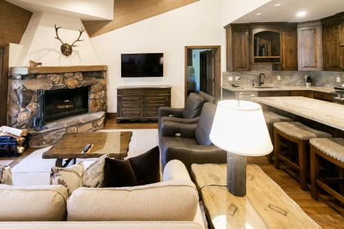 sala de estar con sofá y chimenea en Luxury One Bedroom with Mountain View apartment hotel en Park City