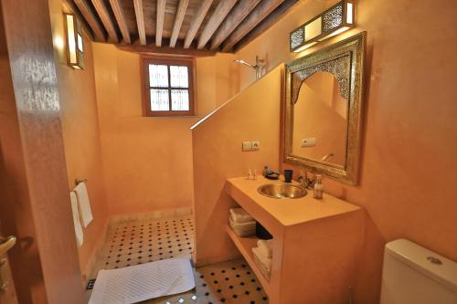 a bathroom with a sink and a mirror at Riad Moulaydriss et Giacomo in Fès