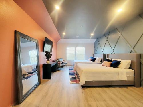 um quarto com uma cama grande e um espelho em Haus of Colours - 7 beds - GRB - Downtown em Houston