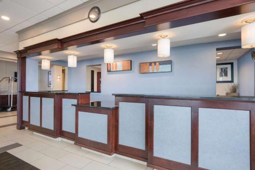 a bar in a hospital lobby with blue walls at Best Western Northwest Indiana Inn in Hammond