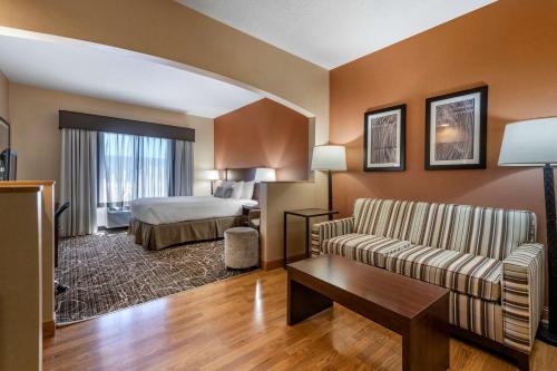 une chambre d'hôtel avec un lit et un canapé dans l'établissement Best Western Plus Chelsea Hotel, à Monticello