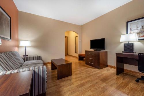 a living room with a couch and a television at Best Western Plus Chelsea Hotel in Monticello