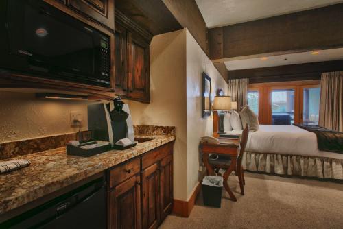 En eller flere senge i et værelse på Deluxe King Room with Hot Tub Hotel Room