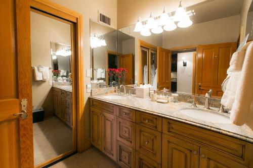 Billede fra billedgalleriet på Deluxe King Room with Hot Tub Hotel Room i Park City