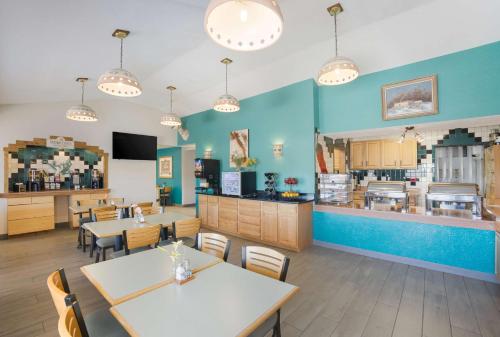 een restaurant met tafels en stoelen en een cafetaria bij Best Western Kokopelli Lodge in Clayton