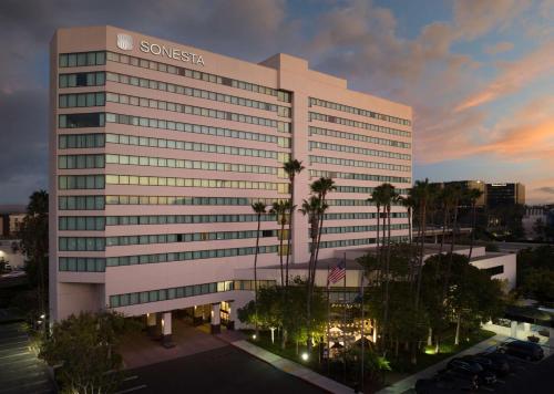 un sony edificio de oficinas con palmeras delante en Sonesta Irvine en Irvine