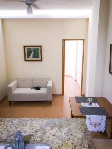 sala de estar con sofá y mesa en Real Apartments 150 - Apartamento em Copacabana próximo à praia, en Río de Janeiro