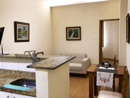 cocina con fregadero y sala de estar. en Real Apartments 150 - Apartamento em Copacabana próximo à praia, en Río de Janeiro