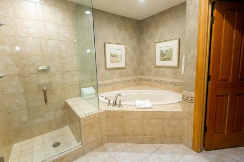 un ampio bagno con vasca e doccia di Luxury King Room with Mountain View Hotel Room a Park City
