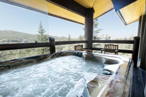 una vasca idromassaggio in una casa con vista di Luxury King Room with Mountain View Hotel Room a Park City