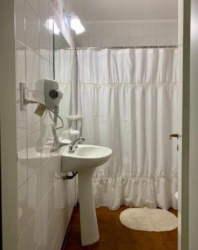 baño con lavabo y cortina de ducha en Mono Celeste en Tandil