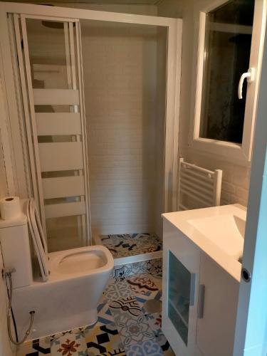 La salle de bains est pourvue de toilettes et d'un lavabo. dans l'établissement Apartamento rural, à Miraflores de la Sierra