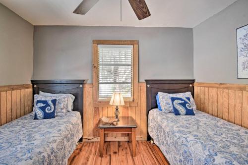 Cama o camas de una habitación en St Johns River Canal Home with Grill!
