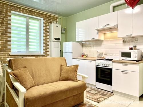 uma sala de estar com um sofá na cozinha em Аппартаменты в Центре em Poltava