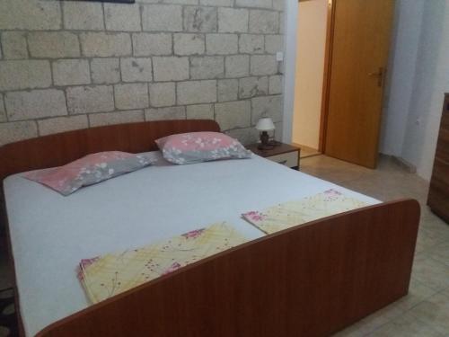 Posteľ alebo postele v izbe v ubytovaní Apartments by the sea Povlja, Brac - 5644