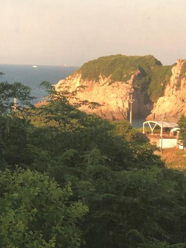 Blick auf das Meer und eine Felsklippe in der Unterkunft Dongyin Homestay連江縣民宿054號 in Dongyin/