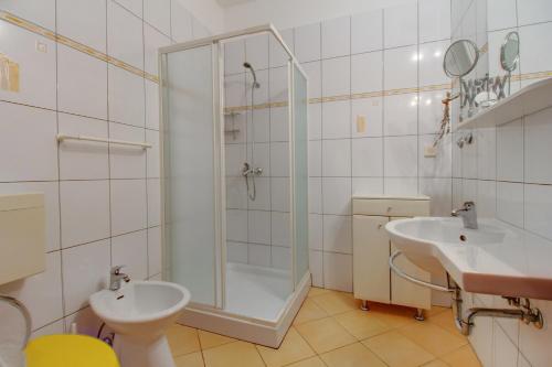 ein Bad mit einer Dusche und einem Waschbecken in der Unterkunft Apartments with a parking space Mali Losinj (Losinj) - 7879 in Mali Lošinj