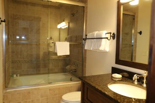 y baño con bañera, aseo y lavamanos. en Junior King Suite Hotel Room en Park City