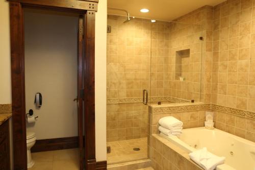 bagno con vasca e servizi igienici di Junior King Suite Hotel Room a Park City