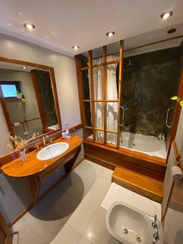 a bathroom with a sink and a tub and a toilet at La Maison Gerber in Colorado River