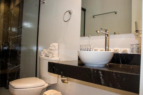 a bathroom with a sink and a toilet at Apartamento en Sognare in Encarnación