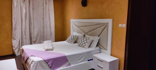 Säng eller sängar i ett rum på Mirleft Luxury Apartement
