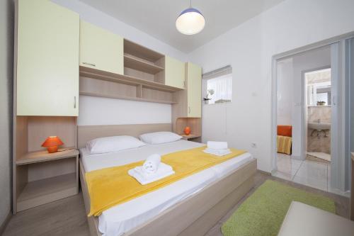 Gulta vai gultas numurā naktsmītnē Apartments by the sea Tucepi, Makarska - 11486