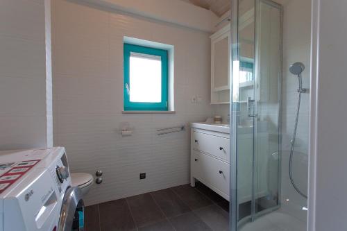 W łazience znajduje się szklana kabina prysznicowa i umywalka. w obiekcie Holiday house with a parking space Kornic, Krk - 11504 w mieście Kornić