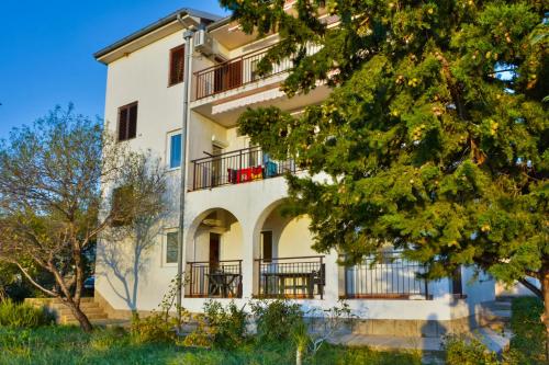 Apartments with parking space Senj - 11520