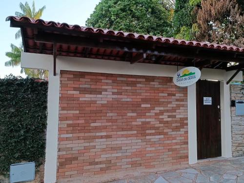 a brick building with a sign on it at Brisa da Serra Hotel Pousada Pirenopolis in Pirenópolis