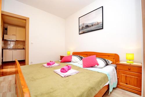 Postel nebo postele na pokoji v ubytování Apartments by the sea Kastel Stafilic, Kastela - 11539