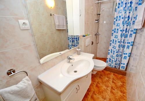 Koupelna v ubytování Apartments by the sea Kastel Stafilic, Kastela - 11539
