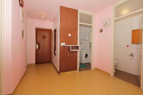 Apartments with a parking space Makarska - 11567