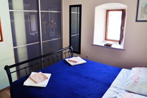 Tempat tidur dalam kamar di Apartments with WiFi Split - 11569
