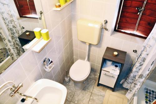 Baño pequeño con aseo y lavamanos en Apartments with WiFi Split - 11569 en Split